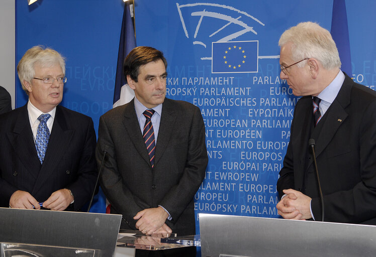 Fotografi 7: Press conference following the EP President's meeting with the French Prime Minister.