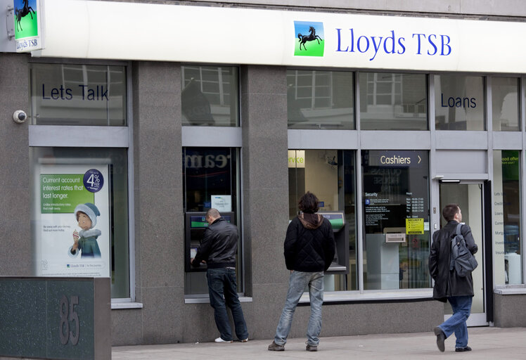 Φωτογραφία 1: For sale signs in the streets of London indicate the great impact the EU financial crisis is having on businesses and people in the UK.