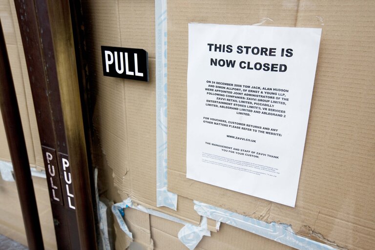 Photo 9 : For sale signs in the streets of London indicate the great impact the EU financial crisis is having on businesses and people in the UK.