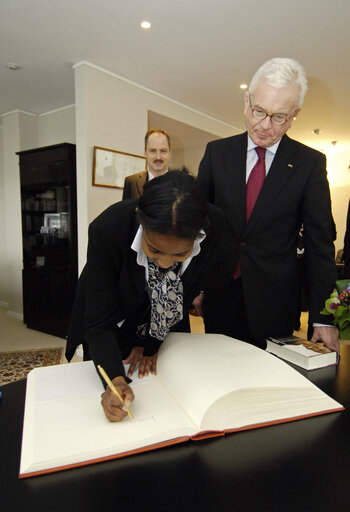 Fotografija 2: Hans Gert POETTERING - EP President meets with Ayaan HIRSI ALI, Dutch citizen under threat of death.