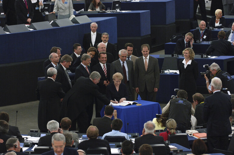 Foto 10: Signature of the new EU budget in presence of EP President, EC President and the Austrian Chancellor representing the EU Council