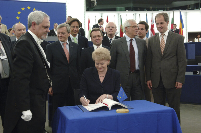 Foto 6: Signature of the new EU budget in presence of EP President, EC President and the Austrian Chancellor representing the EU Council