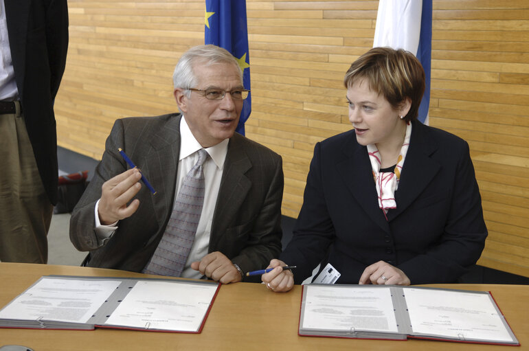 Billede 2: Official signature of the legislative text 'European Capital of Culture', with Finnish Minister of Culture in Strasbourg