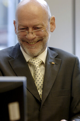 Foto 17: Portrait of MEP Horst POSDORF in Brussels