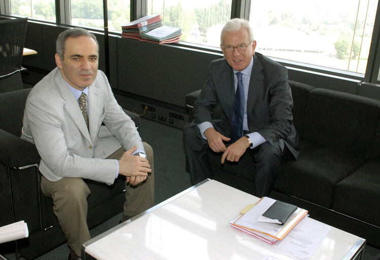 Nuotrauka 7: Hans-Gert POETTERING - EP President meets with Garry KASPAROV, leader of the United Civil Front of the Russian Federation