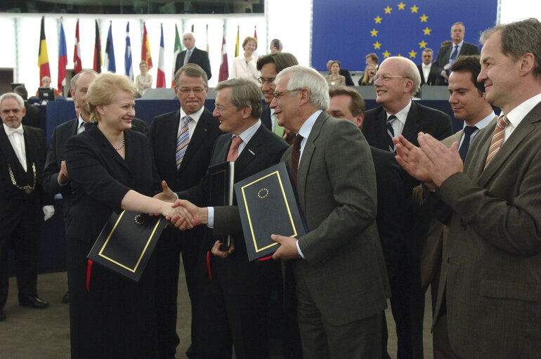 Fotografia 1: Signature of the new EU budget in presence of EP President, EC President and the Austrian Chancellor representing the EU Council