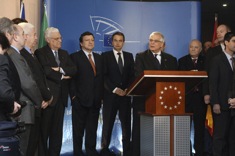 Foto 26: Opening of an exhibition commemorating the 20th anniversary of the accession of Spain and Portugal to the EU.