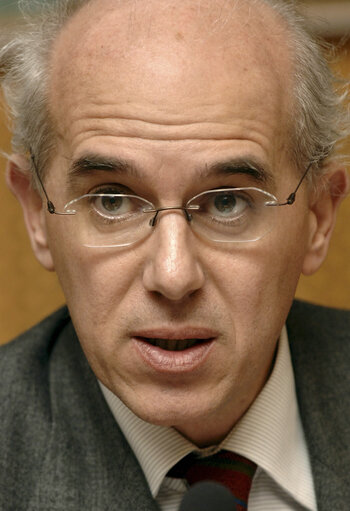 Fotografija 6: Vittorio AGNOLETTO in a meeting at the EP in Brussels.