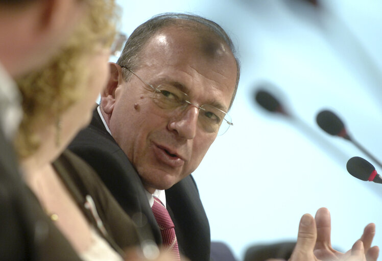 Foto 1: MEP Atanas PAPARIZOV holds a press conference in Brussels