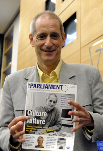 Foto 2: MEP Gerard ONESTA poses with an issue of The Parliament magazine after a press conference in Strasbourg