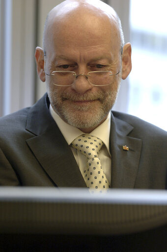 Fotografi 16: Portrait of MEP Horst POSDORF in Brussels