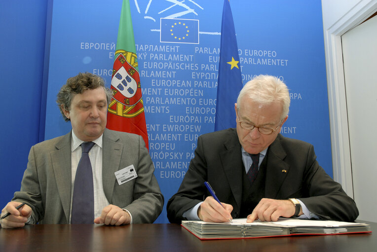 Photo 6: Signature LEX with the EP President and the Portuguese State Secretary for European Affairs