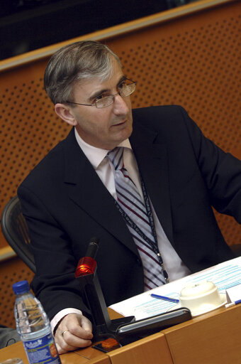 Fotografija 5: Gay MITCHELL in a meeting at the EP in Brussels.