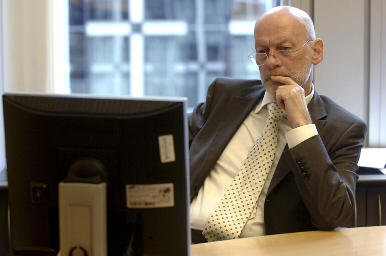 Portrait of MEP Horst POSDORF in Brussels