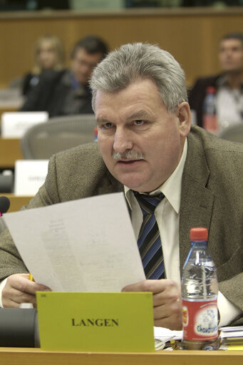 Foto 26: Werner LANGEN in a meeting at the EP in Brussels.