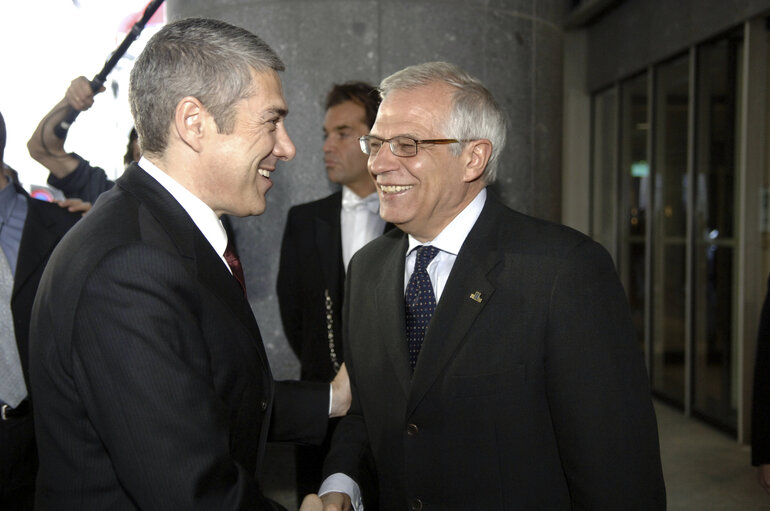 Fotografia 10: Opening of an exhibition commemorating the 20th anniversary of the accession of Spain and Portugal to the EU.