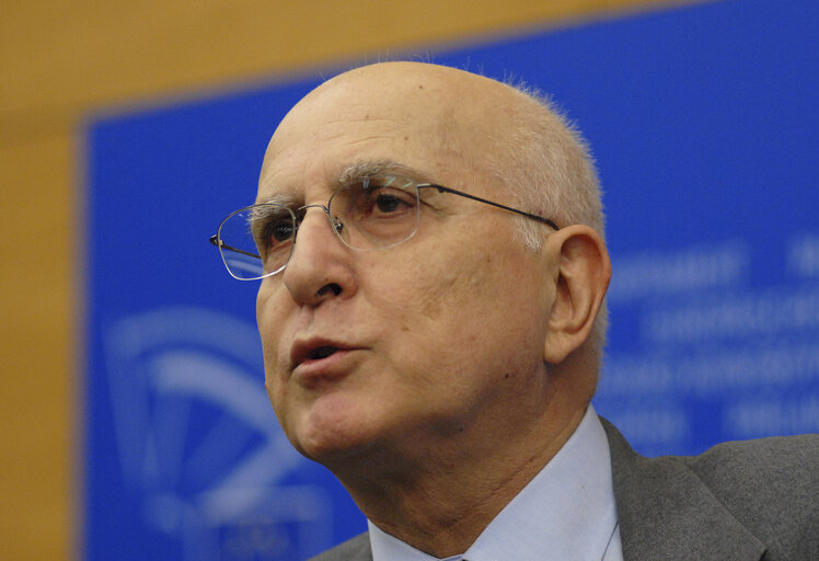 Photo 1 : European Commissioner Stavros DIMAS holds a news conference in Strasbourg