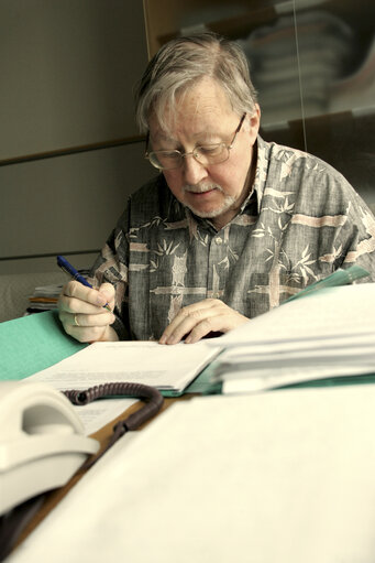 Fotogrāfija 3: Vytautas LANDSBERGIS  in his office at the EP in Brussels.