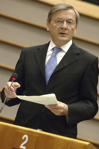 Fotografia 1: Plenary session - Austrian Chancellor presents the outcome of the European Council meeting