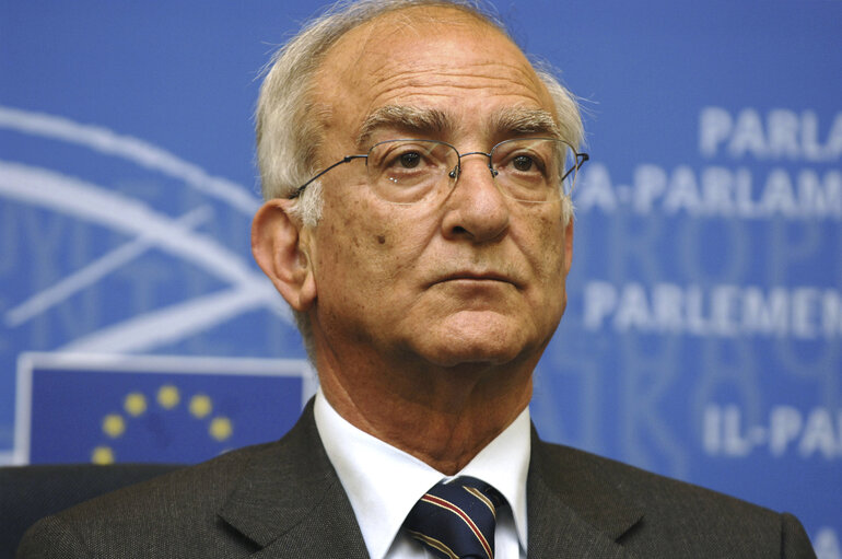 Photo 2: Donato Tommaso VERALDI in a meeting at the EP in Brussels.