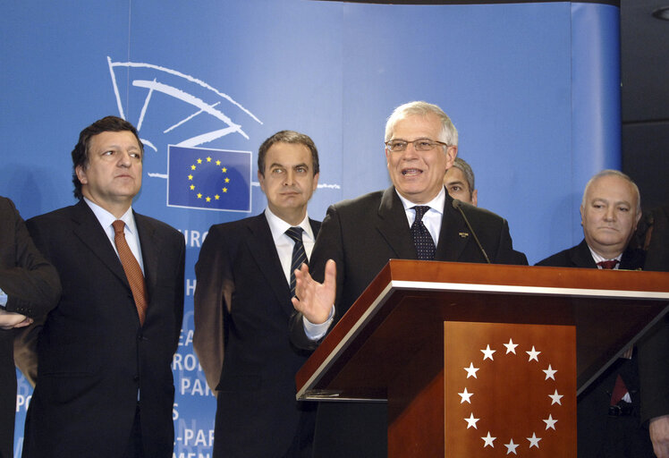 Photo 25 : Opening of an exhibition commemorating the 20th anniversary of the accession of Spain and Portugal to the EU.