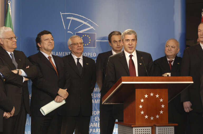 Fotografia 19: Opening of an exhibition commemorating the 20th anniversary of the accession of Spain and Portugal to the EU.