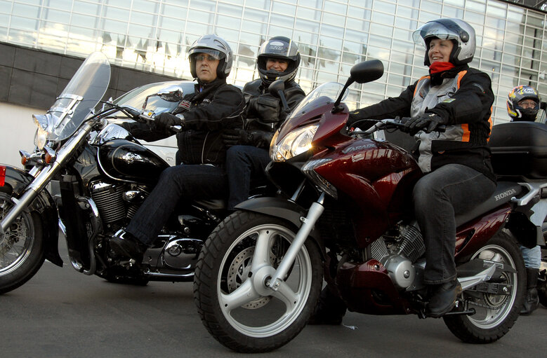 Photo 7 : MEPs on motorbikes at the EP in Strasbourg.