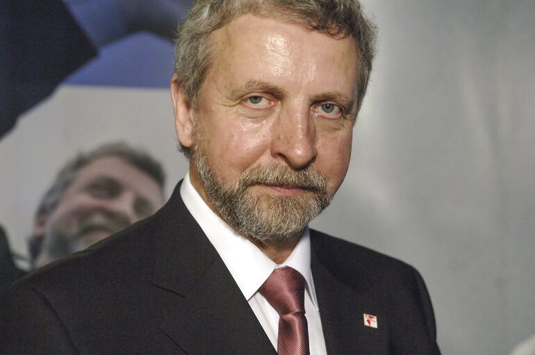 Foto 2: Belarus Opposition Leader wins 2006 Sakkarov Prize.