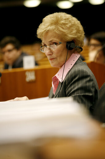 Fotografie 1: Erna HENNICOT-SCHOEPGES in a meeting at the EP in Brussels.