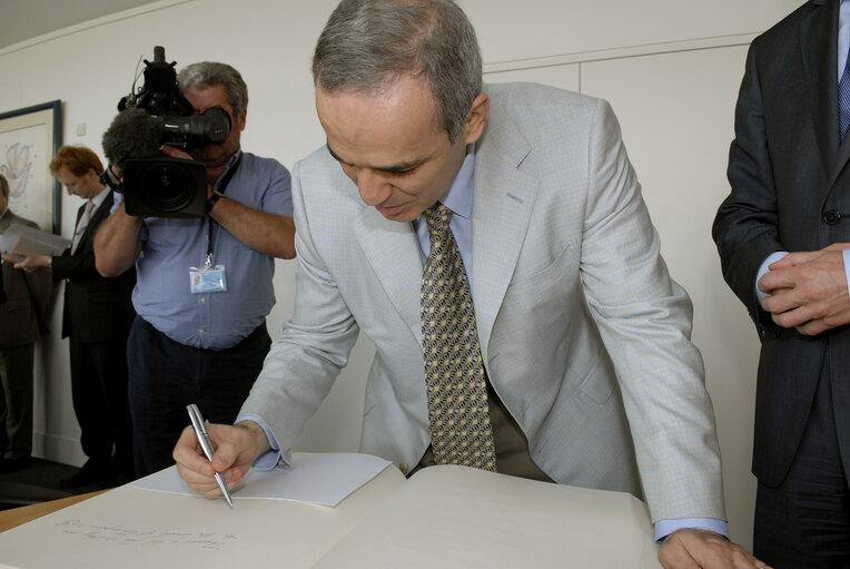 Nuotrauka 10: Hans-Gert POETTERING - EP President meets with Garry KASPAROV, leader of the United Civil Front of the Russian Federation