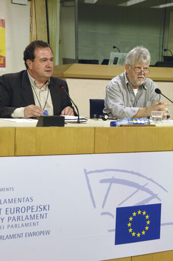 Foto 5: Press conference in Brussels following a meeting of the EP support group for the peace process in the Basque country