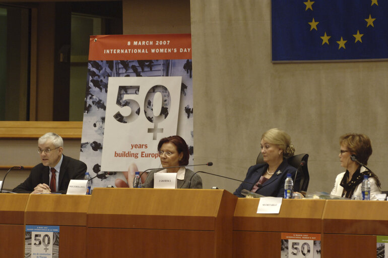 Foto 4: Women's Day - To mark International Women's Day (8 March), the Women's Rights Committee is holding a seminar entitled Women building the Future of Europe