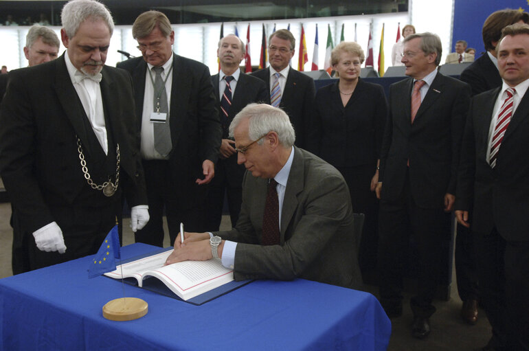 Fotografia 3: Signature of the new EU budget in presence of EP President, EC President and the Austrian Chancellor representing the EU Council