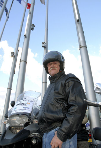 Photo 6 : MEPs on motorbikes at the EP in Strasbourg.