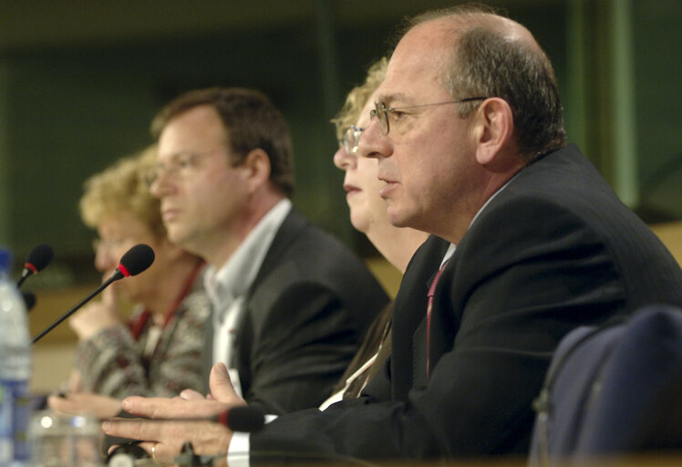 Foto 4: MEP Atanas PAPARIZOV holds a press conference in Brussels