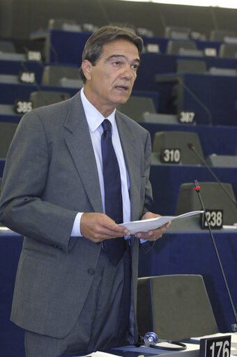 Fotografija 2: MEP Nikolaos SIFUNAKIS speaks in plenary session in Strasbourg