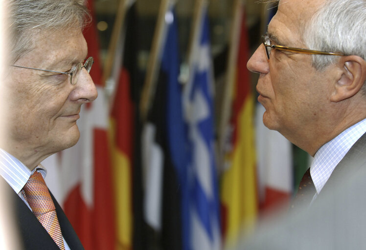 Fotografija 3: Austrian Chancellor chats with EP President in Strasbourg