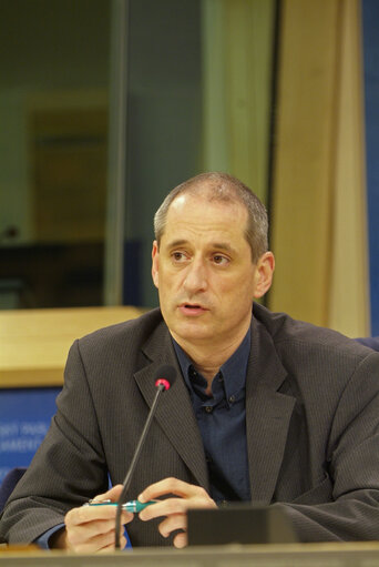 Fotografija 3: MEP Gerard ONESTA holds a press conference in Brussels