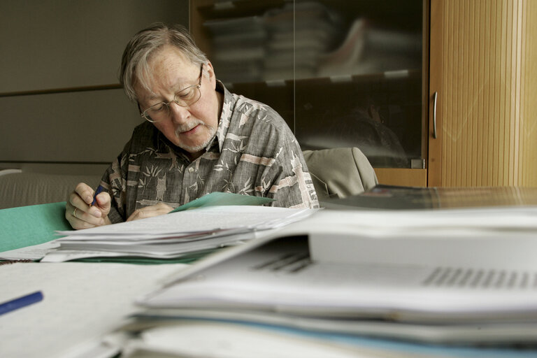 Fotogrāfija 4: Vytautas LANDSBERGIS  in his office at the EP in Brussels.