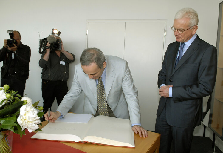 Nuotrauka 11: Hans-Gert POETTERING - EP President meets with Garry KASPAROV, leader of the United Civil Front of the Russian Federation