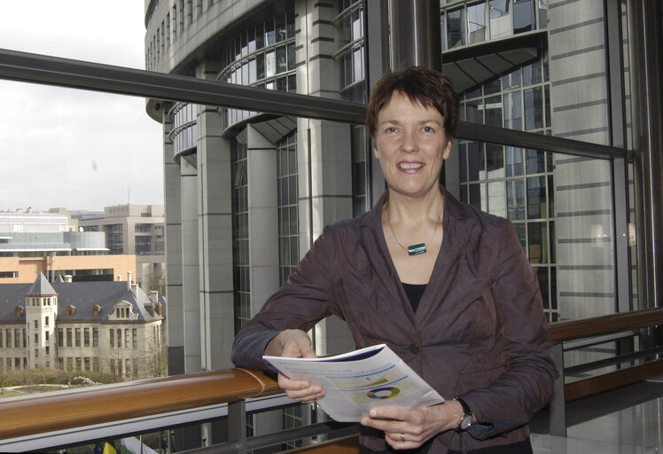 Foto 13: Portrait of MEP Satu HASSI in Brussels