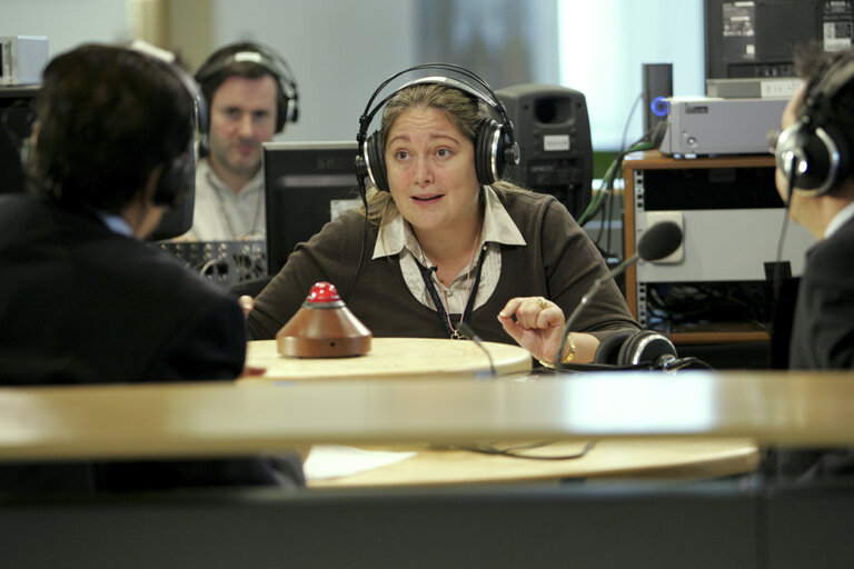 Fotó 2: MEP Esther HERRANZ GARCIA attends a radio interview at the Vox Box in Brussels