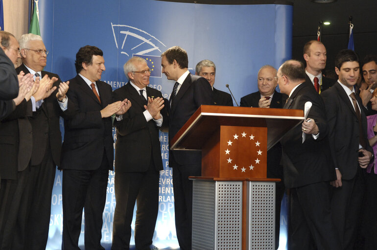 Foto 14: Opening of an exhibition commemorating the 20th anniversary of the accession of Spain and Portugal to the EU.