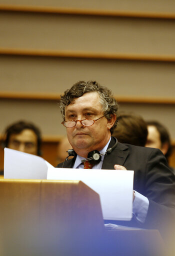 Zdjęcie 4: Portugal's Secretary for European Affairs Manuel LOBO ANTUNES attends a plenary session in Brussels