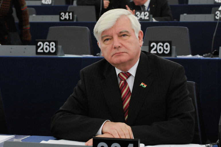 Fotografie 3: MEP Laszlo SURJAN attends a plenary session in Strasbourg