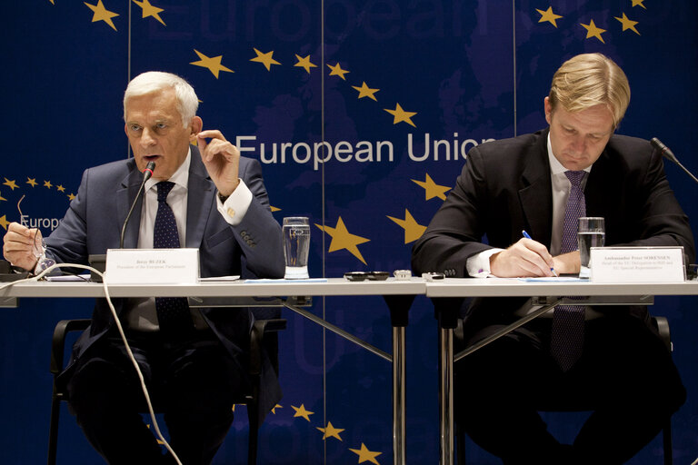 Fotogrāfija 12: President of the European Parliament Jerzy Buzek (L) and Peter Sorensen, EU Special Representative and Head of EU Delegation to Bosnia and Herzegovina give a press conference in Sarajevo