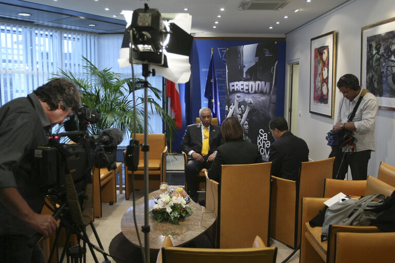 Foto 1: Protocol room - Interviews  of the winner of the Sakharov prize 2011 with audiovisual and Written press