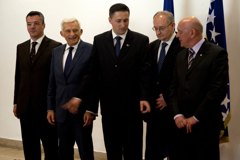 Photo 4 : President of the European Parliament Jerzy Buzek (2nd L) poses for a picture with eadership of the Parliamentary Assembly of Bosnia and Herzegovina Bozo ljubic (2nd R), Ognjen Tadic ( L), Denis Becirovic (C) and Suleiman Tihic (R) prior to their meeting in Sarajevo