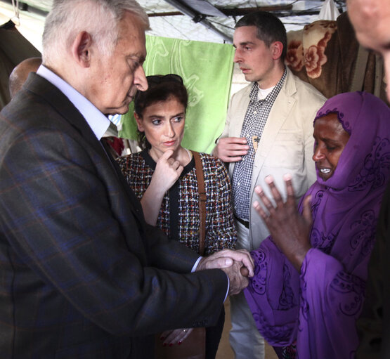 Fotografie 4: President of the European Parliament Jerzy Buzek meets with refugees at the Shusha refugee camp on the Tunisian-Libyan border on October 30, 2011.