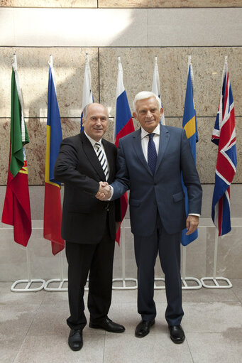 Photo 22 : President of the European Parliament Jerzy Buzek (R) poses for a picture with Valantin Inzko, Hight Resresentative for Bosnia and Herzegovina, prior to their meeting in Sarajevo